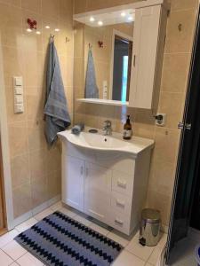 bagno con lavandino, specchio e doccia di Lofotparadis - nydelig hytte på unikt sted a Valberg