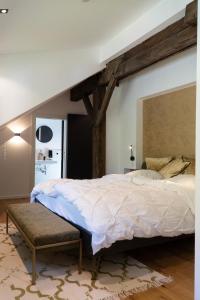 Un dormitorio con una cama grande y un banco en Chalet Schmelz Huette mit Sauna und Garten, en Flattach