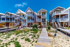 una fila de casas en la playa con un paseo marítimo en Beauty And The Beach en St. George Island