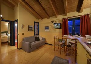 ein Wohnzimmer mit einem Sofa und einem Tisch in der Unterkunft Casa Cola in Valdidentro