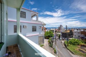 小琉球的住宿－小琉球菈菈輕旅 ，享有街道景色的建筑阳台