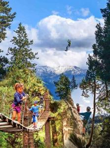 a group of children standing on a suspension bridge at studio cabine Font Romeu in Font Romeu Odeillo Via