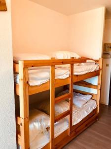 a room with a bunk bed with white pillows at studio cabine Font Romeu in Font Romeu Odeillo Via