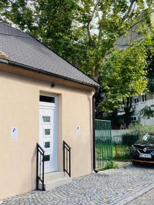 un garage avec une porte blanche et une voiture dans l'établissement Enjoy Gardos apartment, à Belgrade