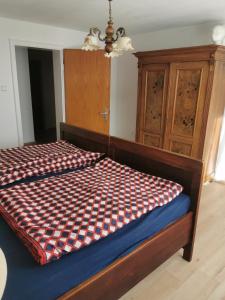 um quarto com uma cama e um armário de madeira em Ferienwohnung ADAM im Haus Heidi em Höchenschwand
