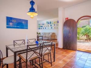 een eetkamer met een tafel en stoelen bij Villa Murada Lisboa by Interhome in Cala Murada