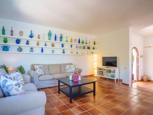 een woonkamer met een bank en een tafel bij Villa Murada Lisboa by Interhome in Cala Murada