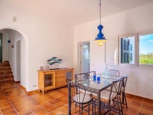 een eetkamer met een glazen tafel en stoelen bij Villa Murada Lisboa by Interhome in Cala Murada +36 foto's