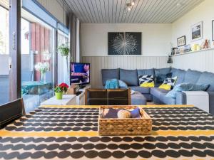salon ze stołem i kanapą w obiekcie Holiday Home Joutsenlampi by Interhome w mieście Joutsa