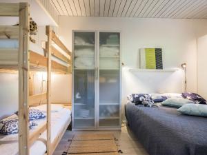 JoutsaにあるHoliday Home Joutsenlampi by Interhomeの二段ベッド2組が備わるドミトリールームのベッド2台分です。