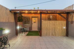 a patio with a wooden pergola and a table at The Private House רשת הבית הפרטי in Beer Sheva