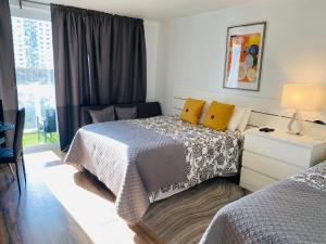 1 dormitorio con 2 camas y ventana en MIAMI APARTMENT RENTAL, en Miami Beach
