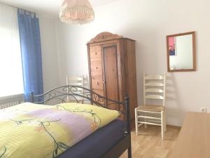 En eller flere senge i et værelse på Ferienwohnung Kastanienhof, 35165