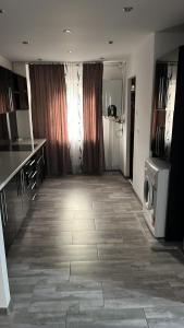 a room with a kitchen with a washing machine at LA CARMEN ! Apartament cu 3 camere ! in Vulcan