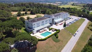 een luchtzicht op een gebouw met een zwembad bij Augusta Barcelona Vallès in Granollers