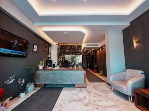 eine Lobby eines Hotels mit einer Rezeption in der Unterkunft Yalçındağ Otel Burdur in Burdur