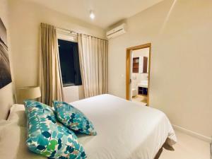 Un pat sau paturi într-o cameră la Luxury Waterfront Apartment