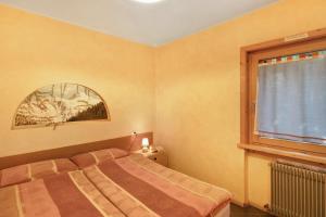 um quarto com uma cama e uma janela em Residence Attila Panorama em Livigno
