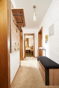 ein Wohnzimmer mit einer Bank in einem Zimmer in der Unterkunft Ferienwohnung Karin in Bolsterlang