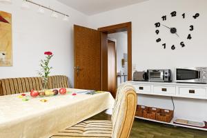 una habitación con una mesa con fruta. en Ferienwohnung Karin, en Bolsterlang