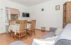 - un salon avec une table, des chaises et un canapé dans l'établissement Cozy Home In Bilice With Kitchen, à Bilice