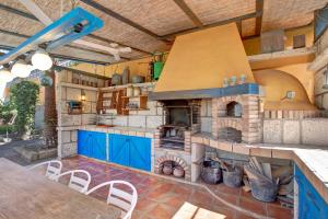 eine große Küche mit einem Herd, einem Tisch und Stühlen in der Unterkunft Casa Los Cipreses in Puerto de la Cruz