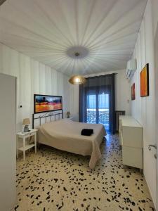 sypialnia z dużym łóżkiem i telewizorem w obiekcie Casa di Nenna w mieście Vallo della Lucania