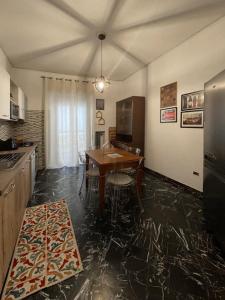 cocina con mesa de madera y comedor en Casa di Nenna, en Vallo della Lucania