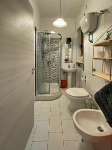y baño con ducha, aseo y lavamanos. en Casa di Nenna en Vallo della Lucania