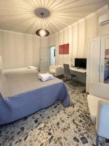 1 dormitorio con 1 cama y escritorio con ordenador en Casa di Nenna en Vallo della Lucania