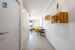 pasillo que conduce a una sala de estar y un comedor en Apartamentos Arcos I Casa Azahar, en Alcossebre