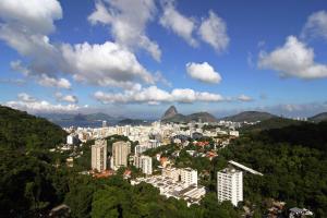 uitzicht op een stad met bomen en gebouwen bij Pousada Favelinha in Rio de Janeiro