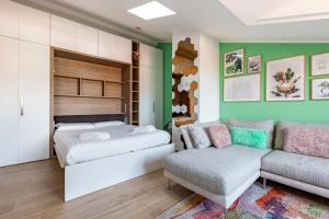 Rúm í herbergi á Cozy Studio W/Parking 5 min walk from the bus stop