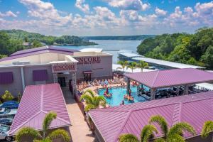 The Resort at Lake of the Ozarks内部或周边的泳池