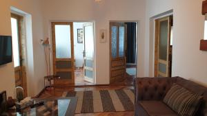 a living room with a couch and a table at Casa Arion in Băile Herculane