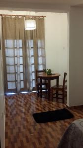 伊瓜蘇港的住宿－Casa Folks，一间带桌椅的房间和一间用餐室