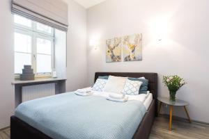sypialnia z łóżkiem z dwoma ręcznikami w obiekcie Luxury Apartments Old Town Topolowa w Krakowie