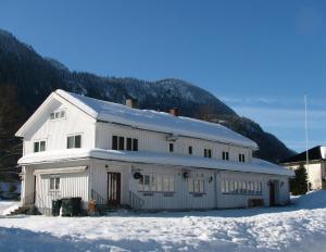 HjartdalにあるNordbø Pensjonatの雪の白い建物