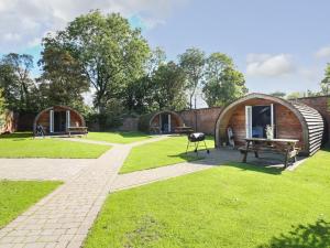 um grupo de cúpulas num parque com relva em Oak em Uttoxeter