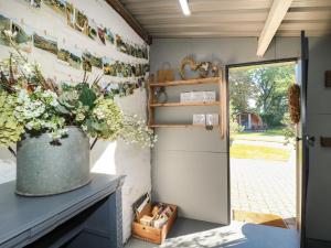 una vista interna de un remolque con una puerta y flores en Elm, en Uttoxeter