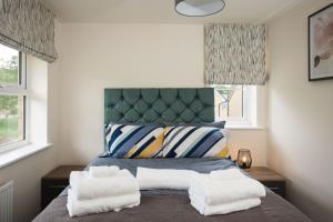 A bed or beds in a room at Peak District New Modern Cottage with Mountain Views