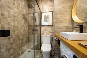 a bathroom with a shower and a toilet and a sink at Timeless Beach III Apartment in Armação de Pêra