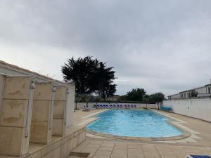 an empty swimming pool in a building at Jolie maison en résidence avec piscine pour 5 in La Flotte