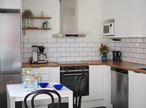 Кухня или мини-кухня в Oceanic & trendy two bedroom apartment with FREE parking
 +19 фотографий