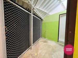 una stanza vuota con una recinzione metallica in un edificio di Sirikarn Apartment a Bangkok