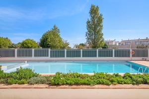 uma piscina com uma cerca à volta em Santa Luzia Apartment Sl005 em Tavira