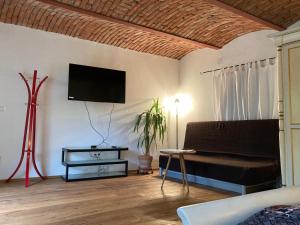 a living room with a couch and a flat screen tv at Auern Apartement in Auern