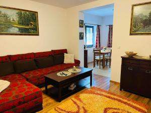 - un salon avec un canapé rouge et une table dans l'établissement Apartmán Olívia 8 Hrabovská dolina, à Ružomberok