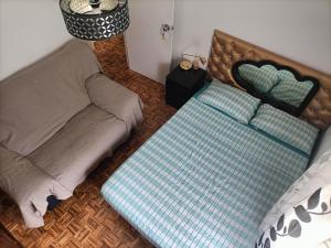 salon z kanapą i łóżkiem w obiekcie La Doñita2 w Madrycie