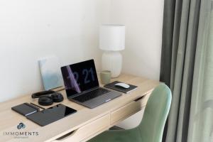 escritorio con ordenador portátil y lámpara en Stilvolles Apartment im Zentrum mit Netflix WE23 en Magdeburgo